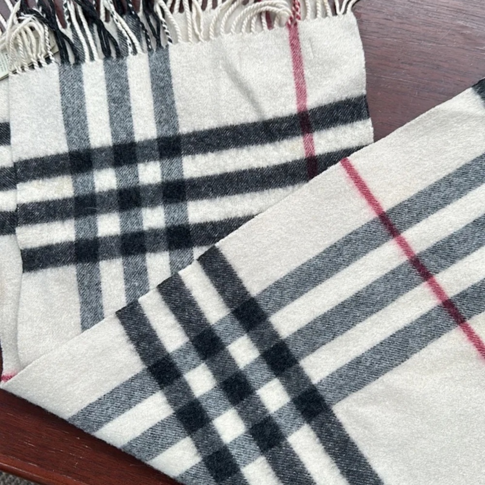 Burberry the classic check cashmere scarf - Picture 5 of 5